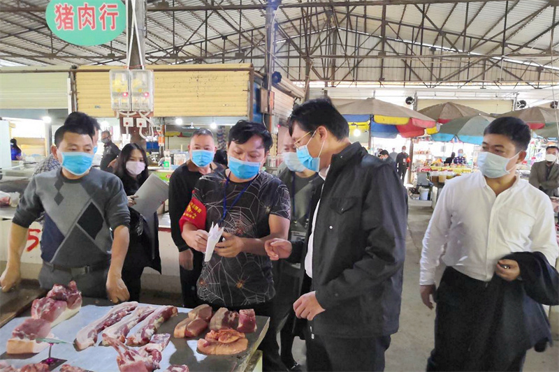 2.帶隊深入所屬各農貿市場開展疫情防控工作督查（拍攝：陸鳳鳳）.jpg